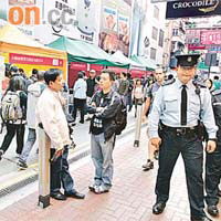 銅鑼灣行人專區一連兩日舉辦書展，大批警員在場巡邏。