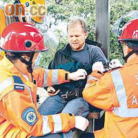 救護員為英籍滑翔迷包紮傷口。