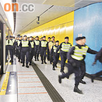 警員築起「人肉屏風」護送議員。