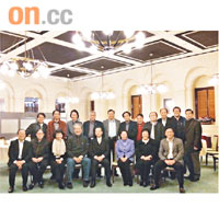 被困立會的鄭汝樺（前排右三）與議員合照，紀念「官員議員落難記」。	圖片由黃宜弘提供