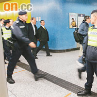 一眾議員在站內急步趕車。