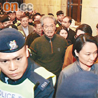 黃宜弘離開立會時「中頭獎」。
