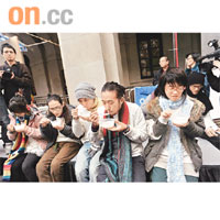 六名「斷食」青年昨午四時許完成絕食行動後，進食由菜園村村民提供的粥水。