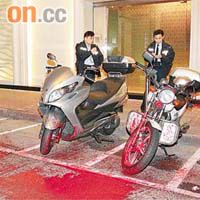 桑拿浴室前馬路染滿紅漆。