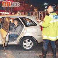 私家車司機在現場協助調查。