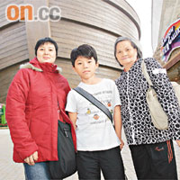 曾女士（左）及家姑（右）昨帶阿源（中）到馬灣挪亞方舟公園度過周日。