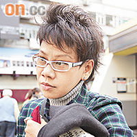 李小姐（公務員）「市民打疫苗反應冷淡，希望政府不要為促銷疫苗亂替市民打針，亦應暫緩為小學生注射計劃。」