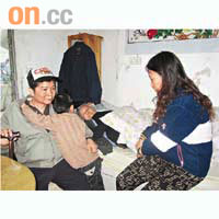 阿超（左）生前滿懷希望對抗癌魔，惜最終因豬流感併發症離世，遺下一屋孤寡。