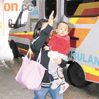 受傷男嬰由母親抱送醫院。