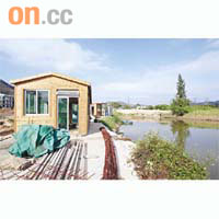 河上鄉非法傾倒廢料現場，搭建了兩間木屋。