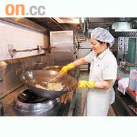 安老院採用電廚具保障職業安全，可提供的菜式亦更多元化。