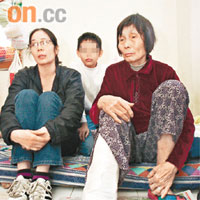 張女（左）對於母親（右）因無錢支付按金而被醫院拒醫感到無奈。
