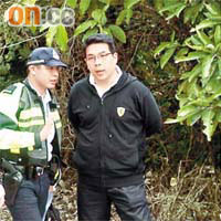 鄭承峰向警員講述意外經過。