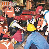 救護員為受傷的士司機包紮傷口。