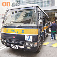 被告歐陽國富由囚車押走。