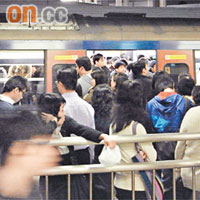 在九龍塘站，不論車廂或月台都逼滿市民。