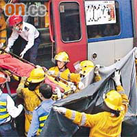 消防員將少女遺體抬離路軌。