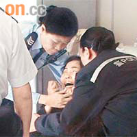 少女母親失聲痛哭，女警加以安慰。