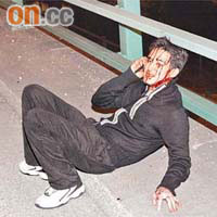 遇襲男子滿臉披血致電通知親友。