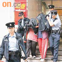 涉嫌失手跌鐵餅女子由母陪同往警署。