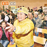 村民反對新界東北發展，情緒激動。