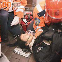 救護員即場替女童包紮及送院。