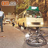 小巴撞倒踩單車送外賣的工人，警員在場調查。