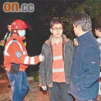 律師吳志揚（右）陪同兒子在場助查。