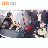 涉嫌摑警女子被鎖手銬拘捕，遇襲警員（右）受傷倒地。