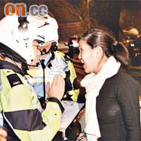 女子以英語喝罵警員。