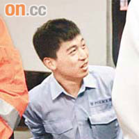 被噬臀部警員送院仍「坐立不安」。