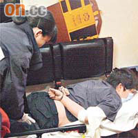 醉酒女子被制服，反鎖雙手送院。