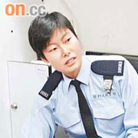 女警被咬傷雙手送院。