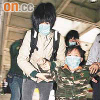 濺傷頭及手部的男童，由阿姨陪同送院。