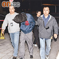 警方昨晚押解兩名疑犯重組案情。
