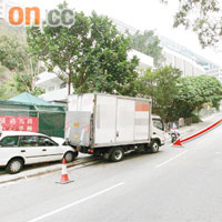 貨車溜後（箭嘴示）撞及私家車，再將其推行撞向石壆。