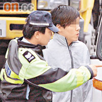 貨車司機在現場協助警員調查。