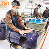 成人戒毒者會在喜靈洲戒毒所內製造玻璃纖維垃圾桶。