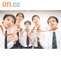 余德熙（左起）、鍾秉毅、程德永、葉學彬及李祐榮助本港在中國數學奧林匹克比賽中，奪得本港歷來最佳成績。