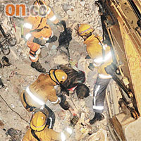 消防員在瓦礫中徒手挖出一具男屍。