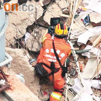 搜救專隊人員用生命探測器協助搜索失蹤住客。