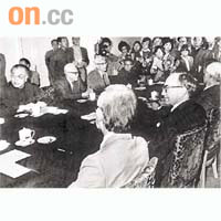 柯利達是香港前途談判時，英方在談判桌上的領軍人物。	黑白圖片