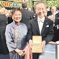 高錕在諾貝爾獎頒獎典禮接過獎牌及獎狀，與妻喜上眉梢。	相片由中大提供