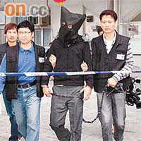 探員押一名身穿校服的疑人到耀安邨調查。