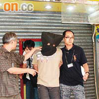 被告徐賢聰被捕後，被警員帶回現場重組案情。 （資料圖片）