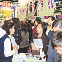 不少家長湧往英國教育展，查詢赴英升學資料。
