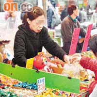 距離農曆新年約兩星期，市面上陸續有攤檔擺賣糖果。	吳啟偉攝