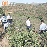 警員在伏屍現場搜尋死者衣物。