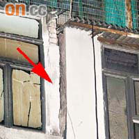 塌樓現場附近的舊樓與舊樓之間出現裂痕擴大情況（箭嘴示）。