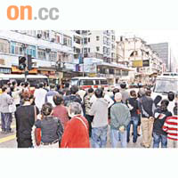 塌樓事件後首個周日，不少市民好奇到現場「參觀」。